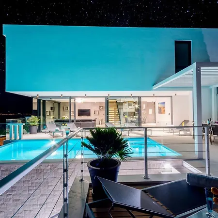 ヴィラ Luxury Ourea Heated Pool スティヴァン