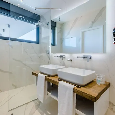 ヴィラ Luxury Ourea Heated Pool *