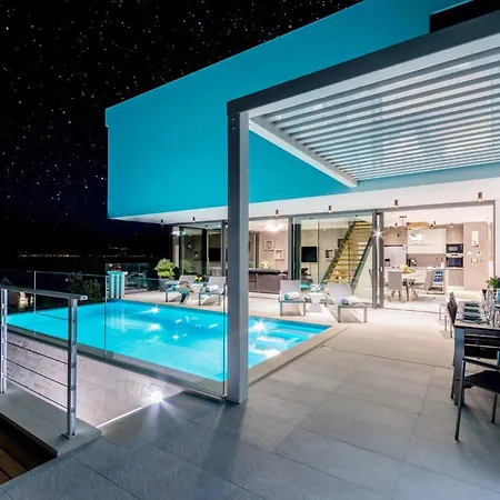 ヴィラ Luxury Ourea Heated Pool