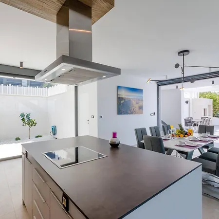 וילה Luxury Ourea Heated Pool סוטיבאן