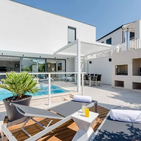 Luxury Ourea Heated Pool Villa Sutivan
