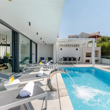 וילה Luxury Ourea Heated Pool *