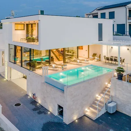 וילה Luxury Ourea Heated Pool