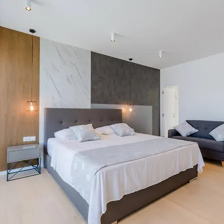 וילה Luxury Ourea Heated Pool *