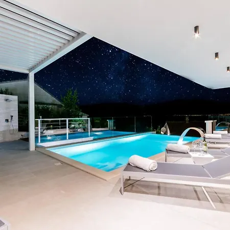 Luxury Ourea Heated Pool Villa Sutivan